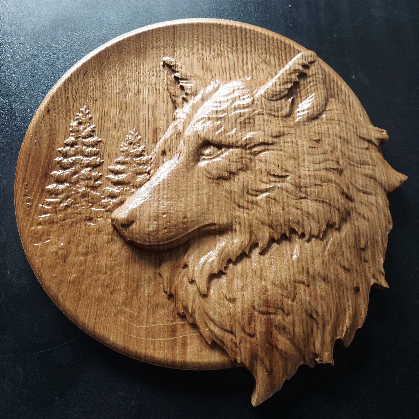 Wooden painting depicting a wolf.