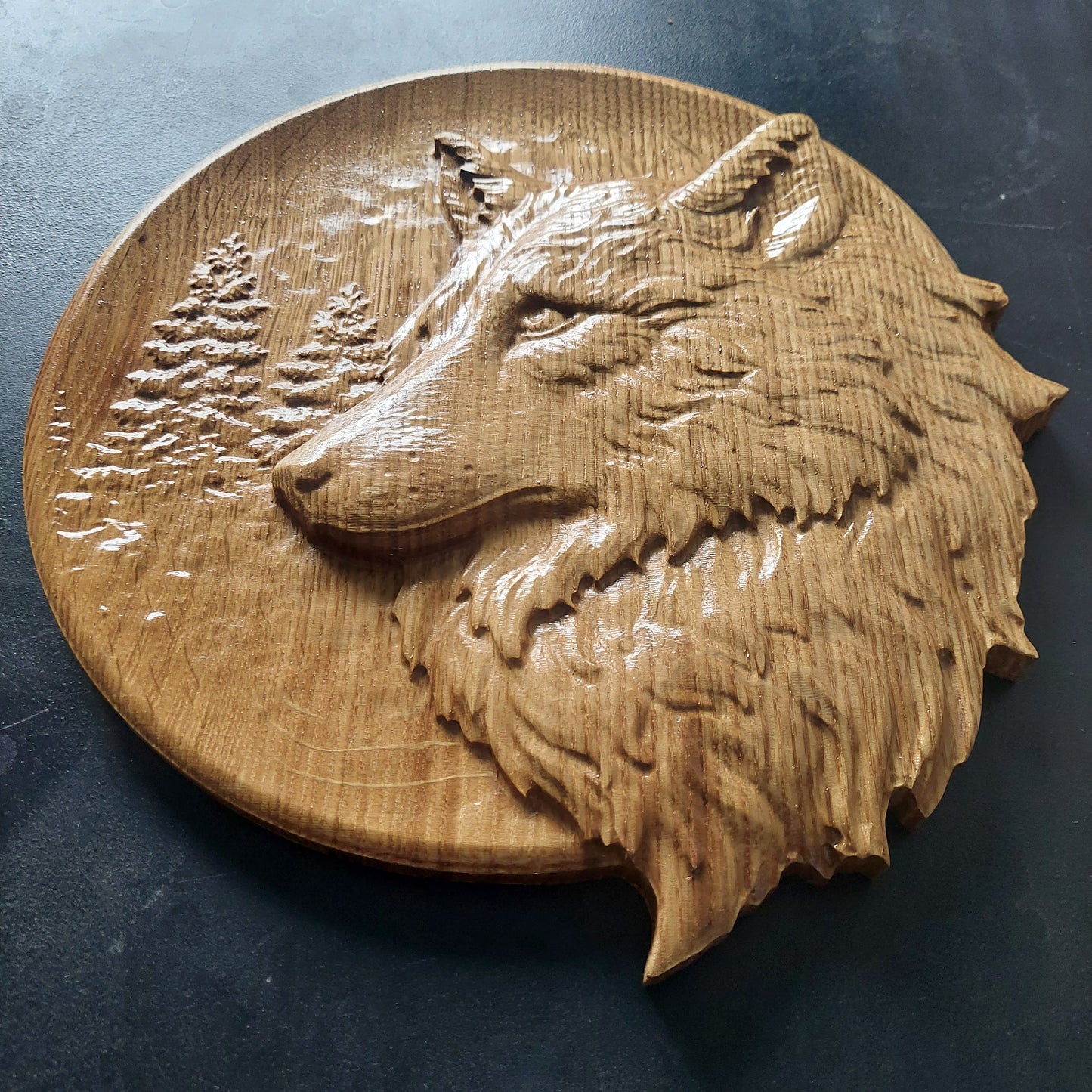 Wooden painting depicting a wolf.